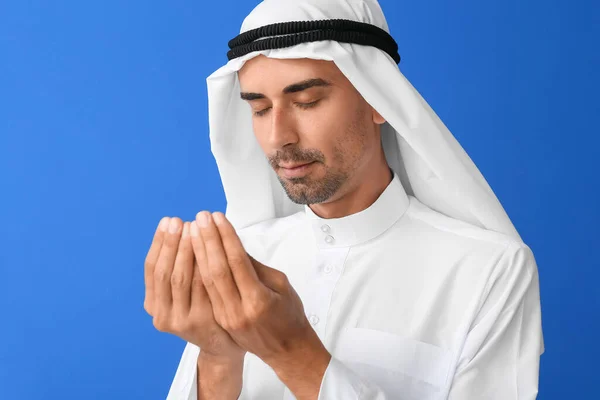 Modlący Się Muzułmanin Tle Koloru — Zdjęcie stockowe