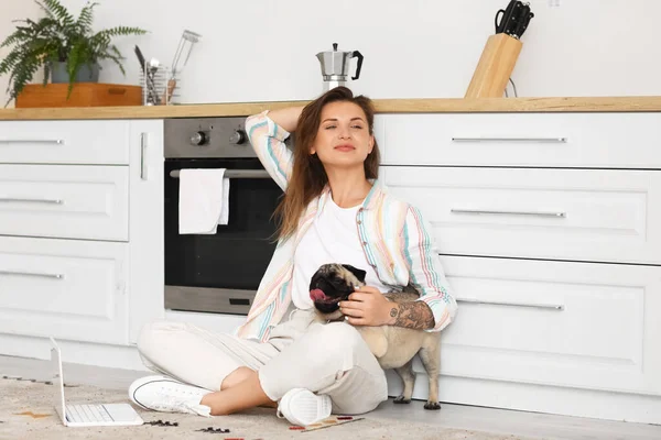 Giovane Donna Con Simpatico Cane Carlino Cucina — Foto Stock