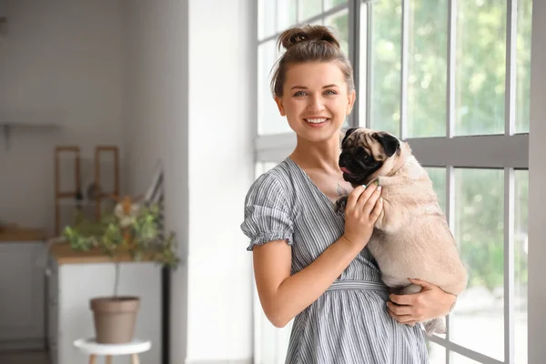 Jovem Mulher Segurando Bonito Cachorro Cão Cozinha — Fotografia de Stock