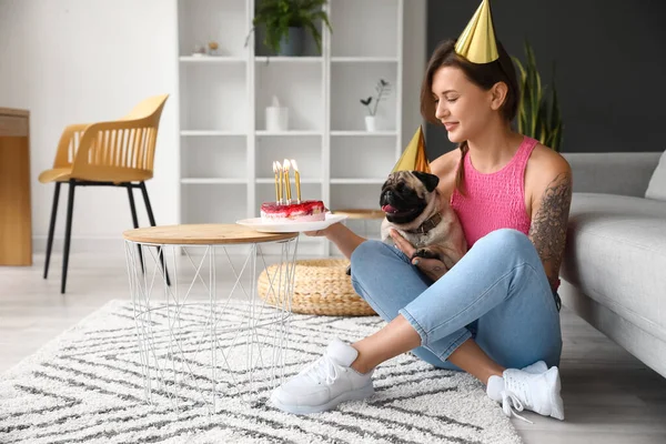 Giovane Donna Che Celebra Compleanno Del Suo Cane Casa — Foto Stock