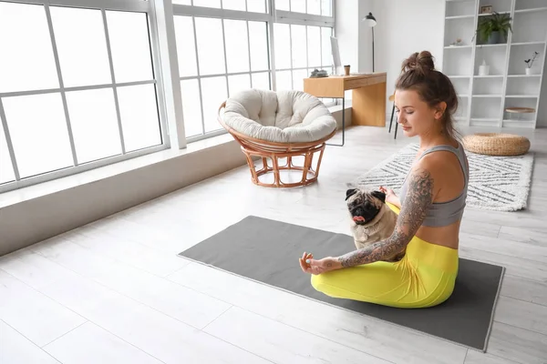 Jovem Mulher Com Cão Pug Bonito Meditando Casa — Fotografia de Stock