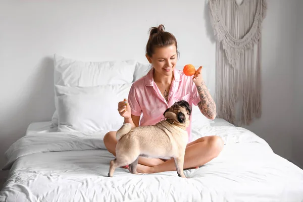 Jovem Mulher Brincando Com Cachorro Bonito Quarto — Fotografia de Stock