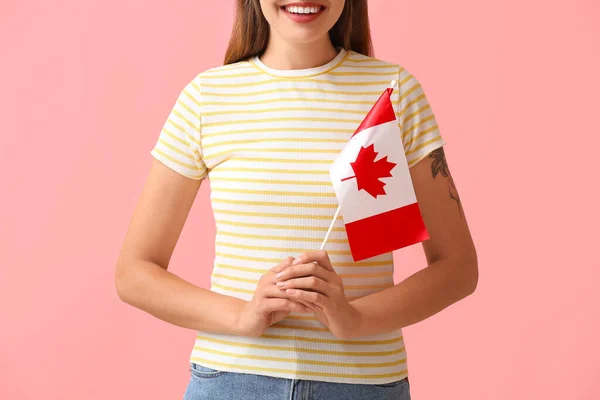 Piękna Młoda Kobieta Flagą Kanady Tle Koloru — Zdjęcie stockowe