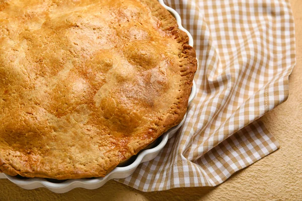 Bej arka planda lezzetli tavuklu turta pişirme, yakın plan.