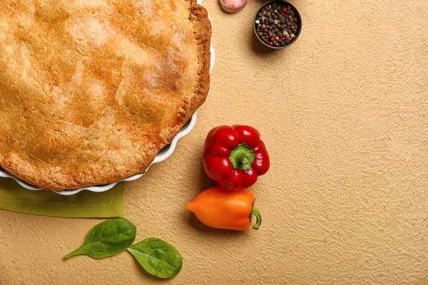 Plat Cuire Avec Une Délicieuse Tarte Poulet Sur Fond Beige — Photo