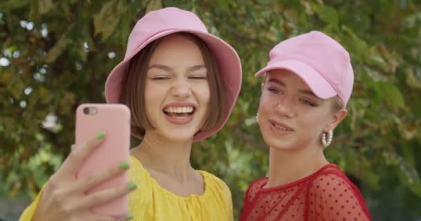 Hermosas Mujeres Jóvenes Tomando Selfie Aire Libre — Vídeos de Stock