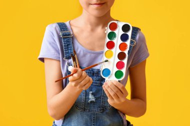 Renkli arka planda sevimli küçük ressam