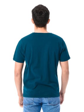 Beyaz arka planda şık tişörtlü yakışıklı bir genç.