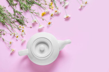 Renkli arkaplanda çaydanlık ve papatya çiçeği