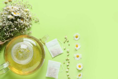 Çiçekli ve renkli çantalı lezzetli papatya çayı.