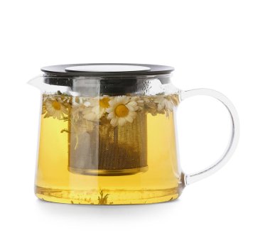 Beyaz arka planda çiçekli doğal papatya çayı.