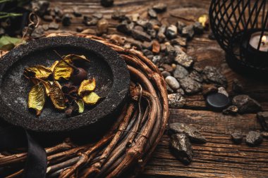 Ahşap zemin üzerinde cadının ayini için malzemeler olan havan topu.