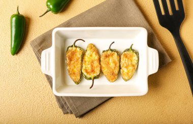 Renk arkaplanında lezzetli jalapeno biberli fırın yemeği