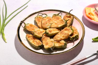 Hafif arka planda lezzetli biberli tabak.