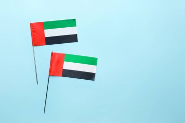 Mavi arkaplanda Ulusal BAE bayrakları