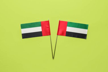 Yeşil arka planda Ulusal Birleşik Arap Emirlikleri bayrakları
