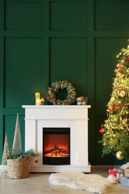 Noel için süslenmiş şömineli güzel bir oda.