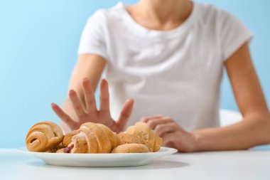 Yemeyi reddeden genç bir kadın. Anoreksi kavramı