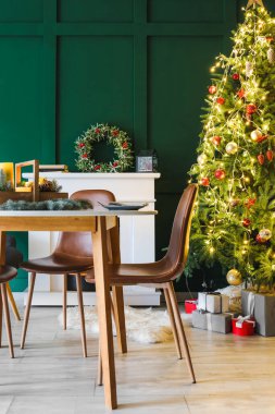 Noel yemeği için masa hazırlanmış oturma odasının içi.