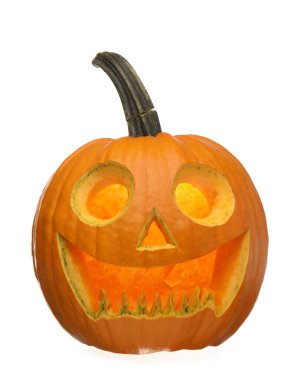 Beyaz arkaplanda Cadılar Bayramı için oyulmuş balkabağı