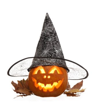 Beyaz arkaplanda Cadılar Bayramı için oyulmuş balkabağı