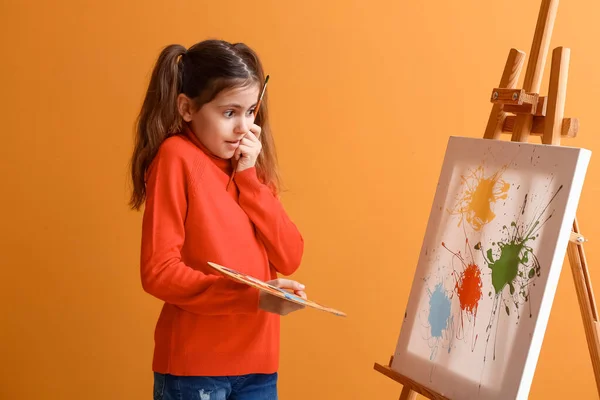 Überraschte Kleine Malerin Auf Farbigem Hintergrund — Stockfoto