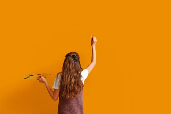 Schattig Klein Meisje Schilderen Kleur Muur — Stockfoto