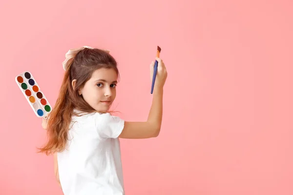Cute Little Girl Malowanie Ścianie Kolor — Zdjęcie stockowe