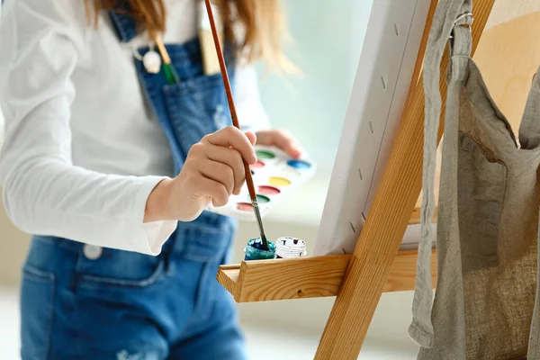 Χαριτωμένο Κοριτσάκι Ζωγραφική Στο Σπίτι — Φωτογραφία Αρχείου