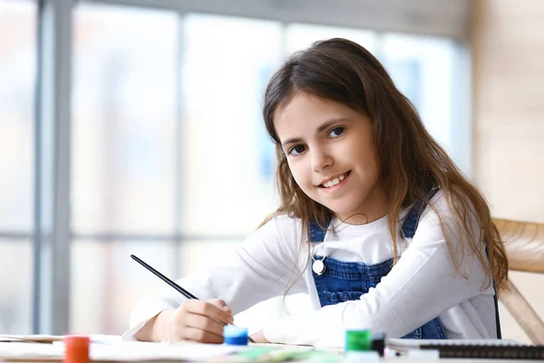 Bonito Menina Pintura Casa — Fotografia de Stock