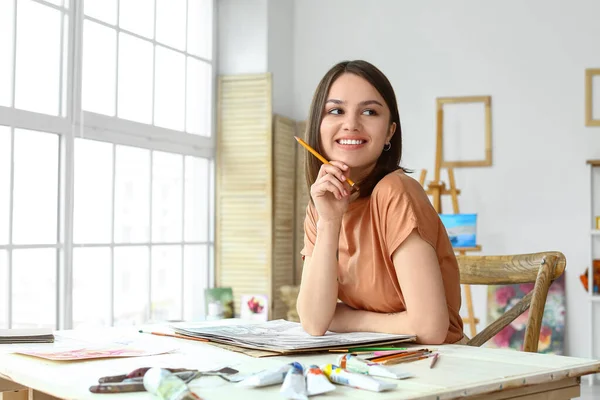 Young Female Artist Drawing Workshop — Stock Photo, Image