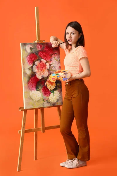 Jovem Artista Feminina Com Imagem Sobre Fundo Cor — Fotografia de Stock
