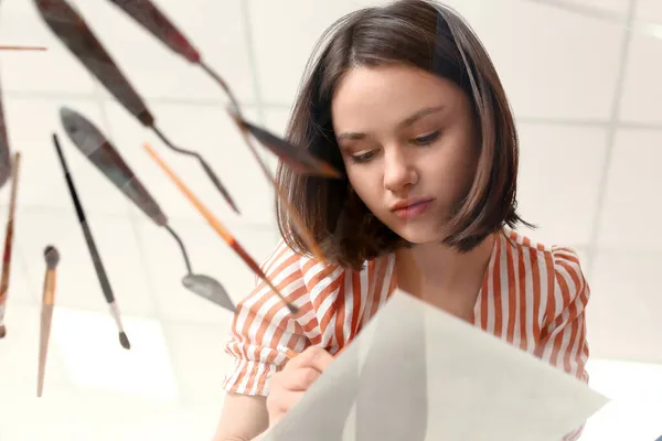 Young Female Artist Painting Workshop — Stock Photo, Image