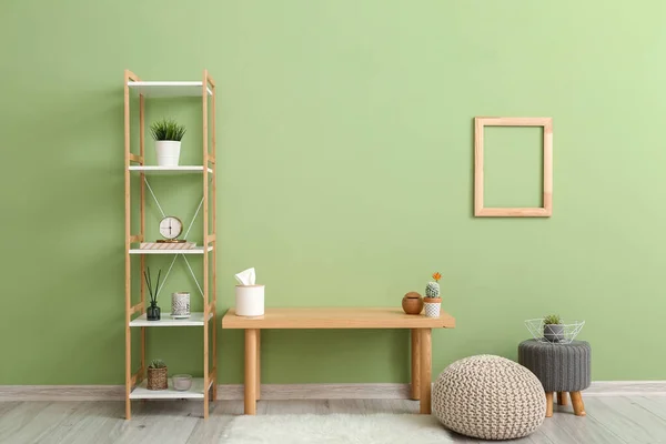 Yeşil Duvarlı Şık Modern Bir Oda — Stok fotoğraf