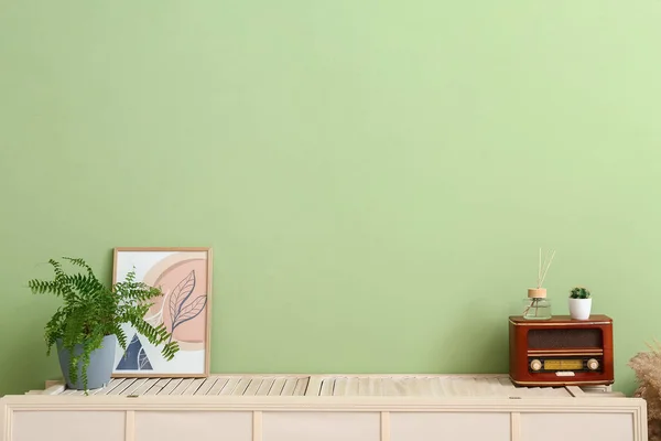 緑の壁の近くにキャビネット付きのスタイリッシュなモダンな部屋のインテリア — ストック写真