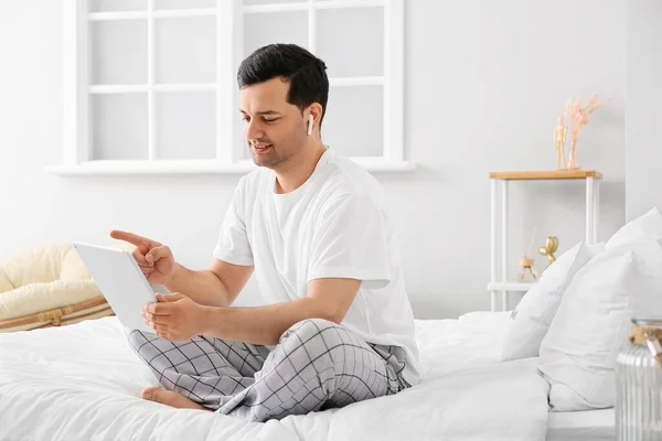 Young Man Tablet Computer Earphones Bedroom — Stock Photo, Image