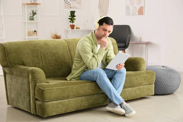 Young Man Tablet Computer Listening Audiobook Home — Stock Photo, Image