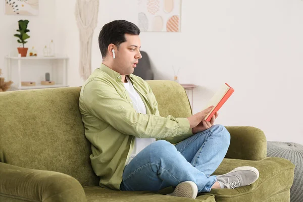 Surprised Man Reading Book Listening Music Home — Stock Photo, Image