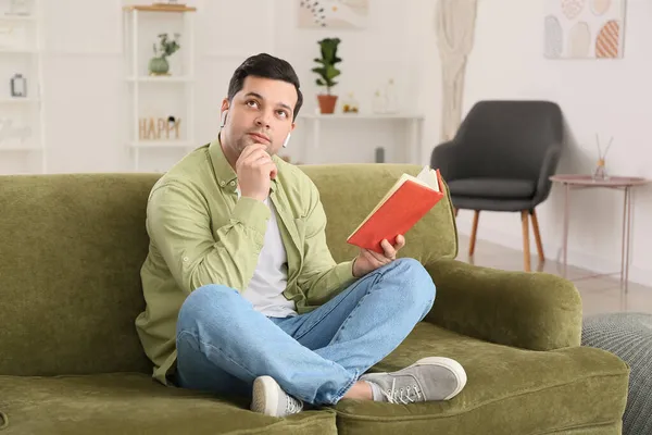 Jovem Atencioso Lendo Livro Ouvindo Música Casa — Fotografia de Stock