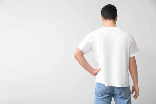 Hombre Joven Guapo Elegante Camiseta Sobre Fondo Claro Vista Trasera — Foto de Stock