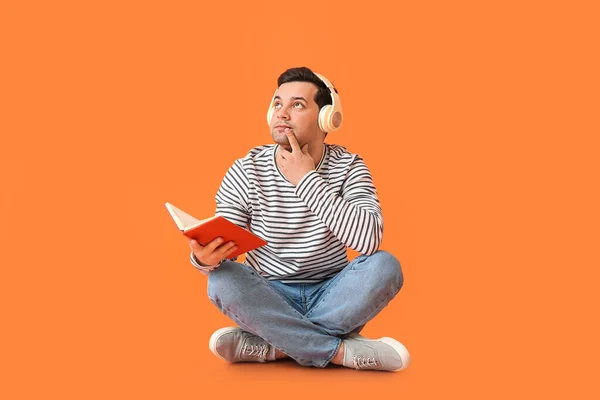 Thoughtful Man Book Headphones Color Background — Stock Photo, Image