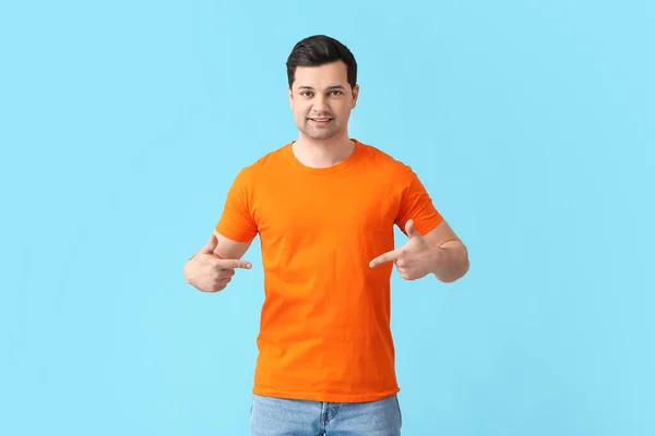 Knappe Jongeman Stijlvol Shirt Kleur Achtergrond — Stockfoto