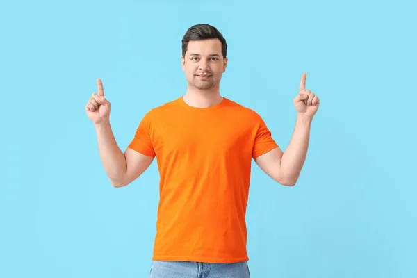 Handsome Young Man Stylish Shirt Pointing Something Color Background — Stock Photo, Image