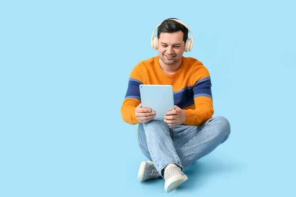 Young Man Tablet Computer Headphones Color Background — Stock Photo, Image