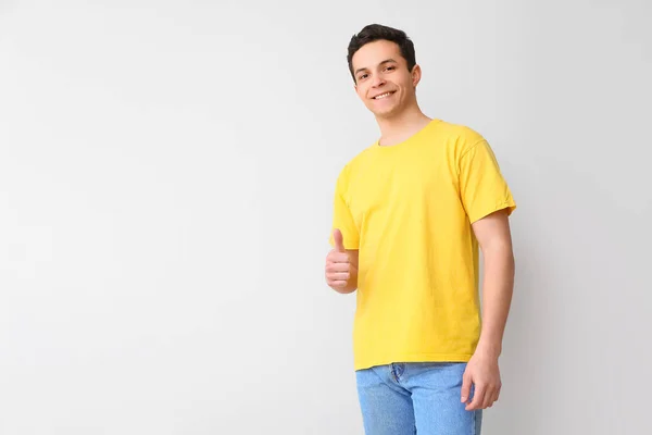 Przystojny Młody Mężczyzna Stylowej Koszulce Kciukiem Góry Jasnym Tle — Zdjęcie stockowe