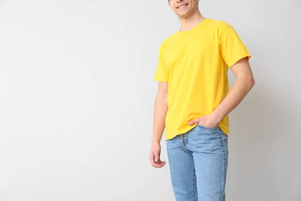 ハンサムな若い男でスタイリッシュなTシャツでライトバックグランド — ストック写真