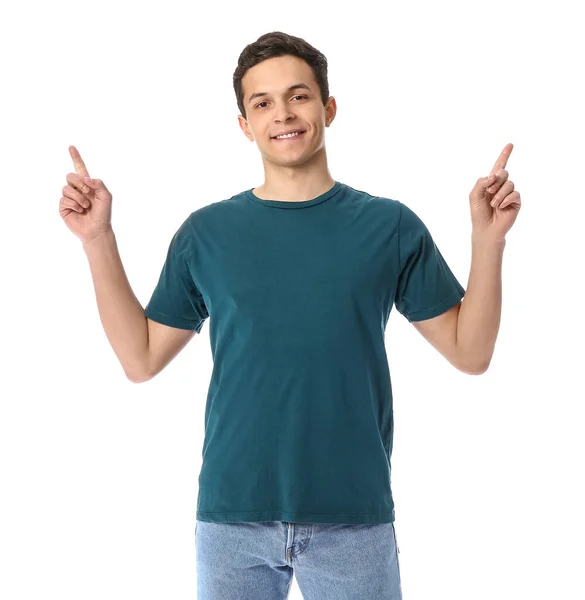 Przystojny Młodzieniec Stylowej Koszulce Wskazujący Coś Białym Tle — Zdjęcie stockowe