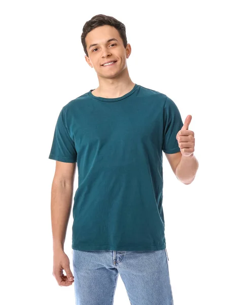 穿着时髦T恤衫的年轻貌美的男子在白底露大拇指 — 图库照片
