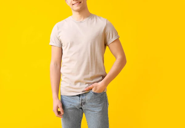 Schöner Junger Mann Stylischem Shirt Auf Farbigem Hintergrund — Stockfoto