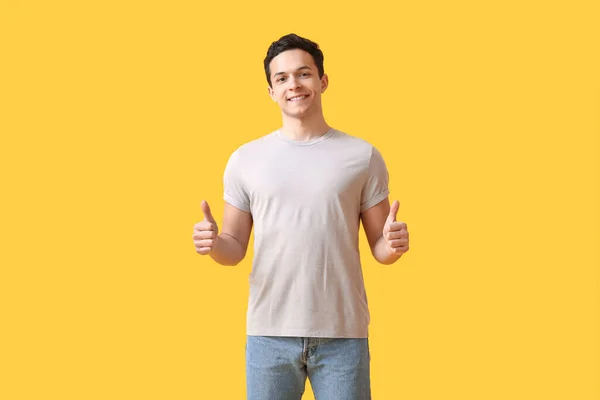 Όμορφος Νεαρός Άνδρας Κομψό Shirt Δείχνει Αντίχειρα Στο Φόντο Χρώμα — Φωτογραφία Αρχείου
